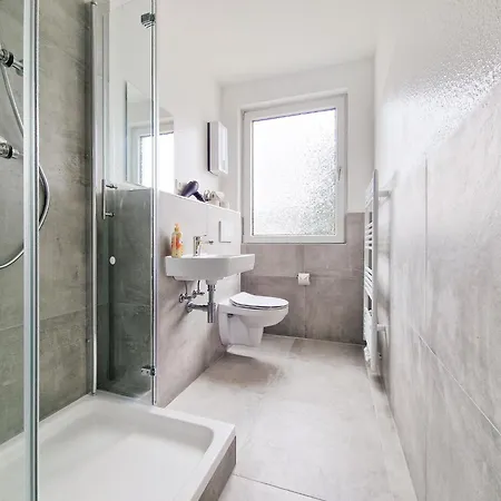 Raj Living - 4 Dachgeschosswohnung - 25 Min Zur Messe Dus Apartment *